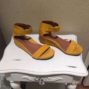 💛Gentle Souls Signature Gianna Wedge Sandal💛